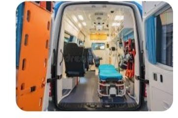El interior de una ambulancia con la puerta abierta.