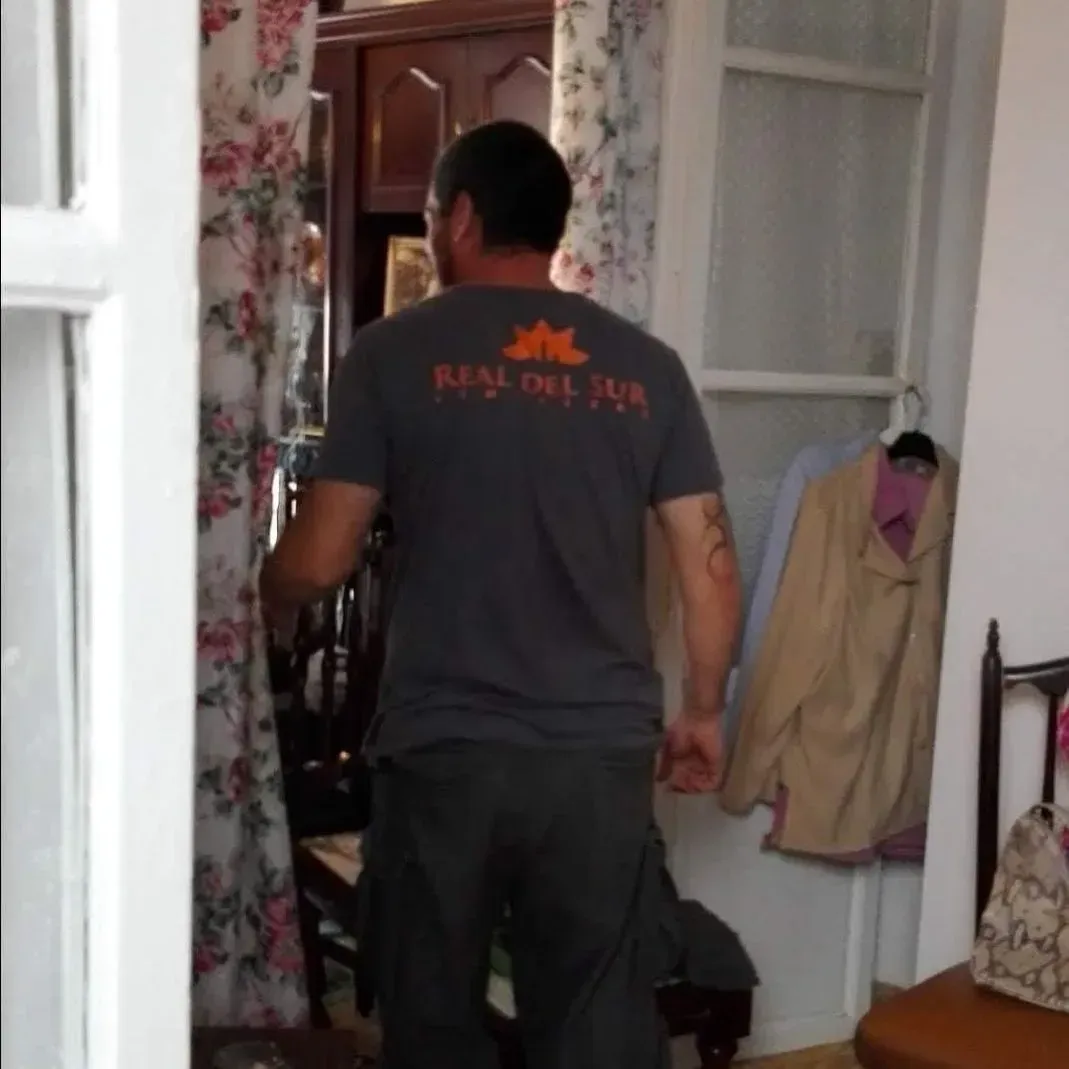 Un hombre que llevaba una camisa gris con la palabra real en la espalda.