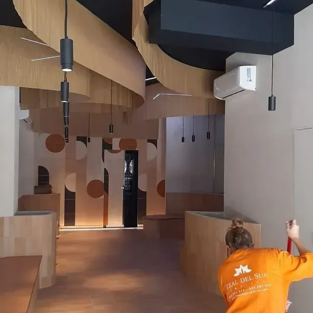 Una mujer que lleva una chaqueta naranja que dice Isla del Sol.