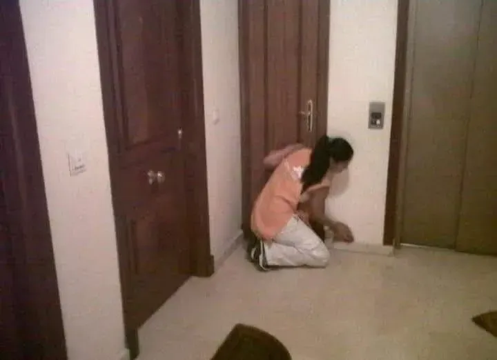 una mujer limpiando una pared