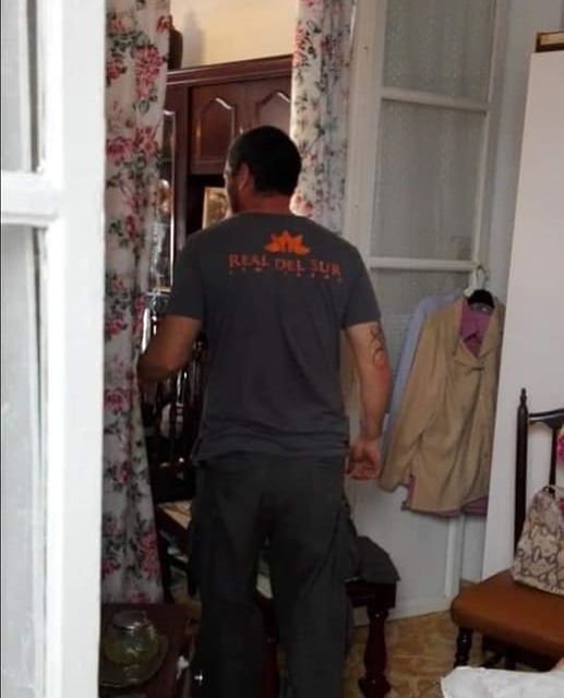 Un hombre que lleva una camisa gris que dice