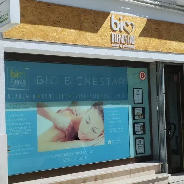 Un escaparate de Bio Bienestar con una foto de una mujer recibiendo un masaje.
