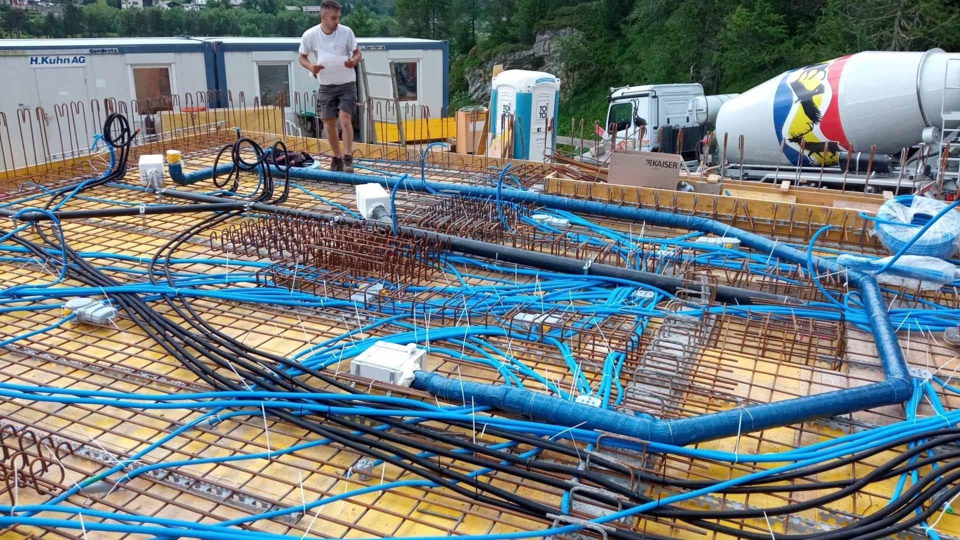 Eine Baustelle mit vielen Kabeln, die auf dem Boden liegen. Foto von der H. Kuhn Hoch- und Tiefbau AG