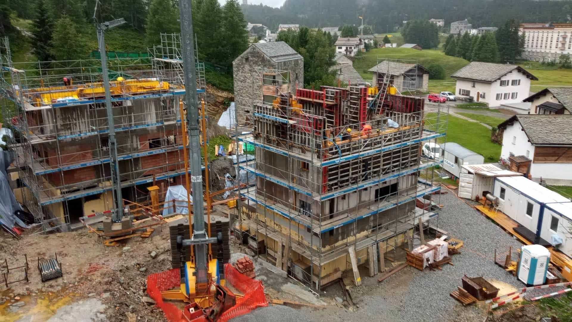 Eine Luftaufnahme eines grossen Gebäudes im Bau. Foto von der H. Kuhn Hoch- und Tiefbau AG