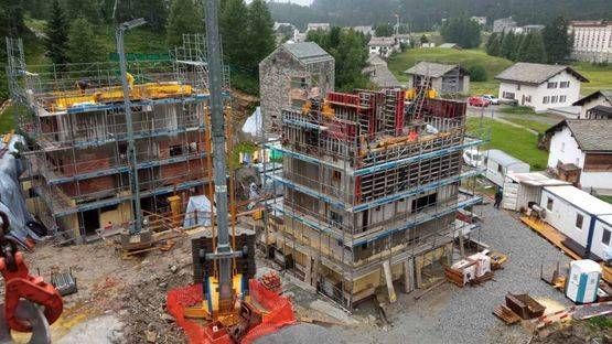 Eine Luftaufnahme einer Baustelle mit einem grossen Gebäude im Bau. Foto von der H. Kuhn Hoch- und Tiefbau AG