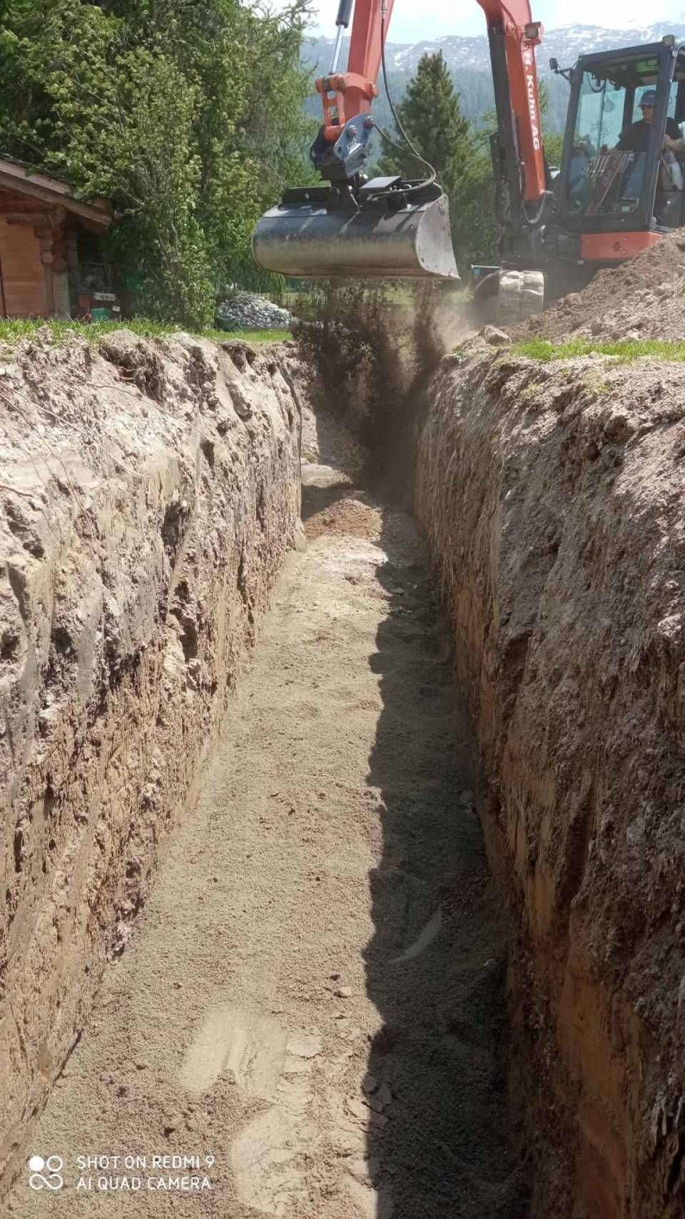 Ein Bagger gräbt einen Graben in die Erde. Foto von der H. Kuhn Hoch- und Tiefbau AG