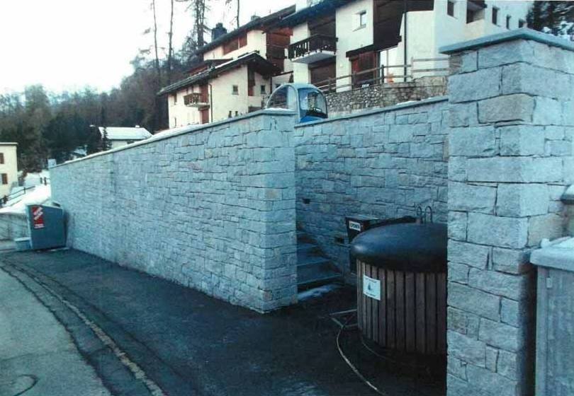 Eine Natursteinmauer mit Treppen, die hinaufführen. Foto von der H. Kuhn Hoch- und Tiefbau AG