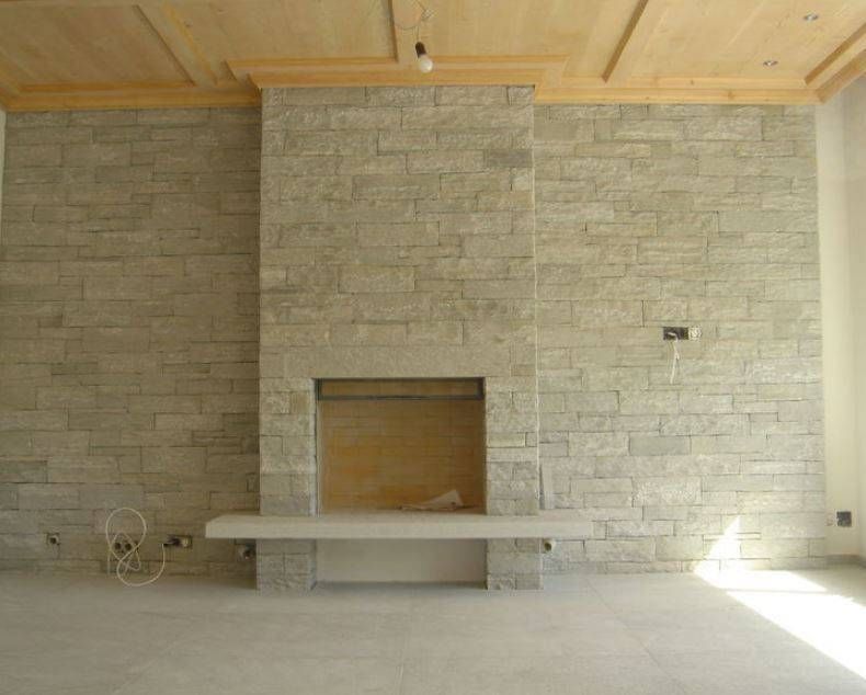 In der Mitte des Raumes befindet sich ein Kamin. Foto von der H. Kuhn Hoch- und Tiefbau AG