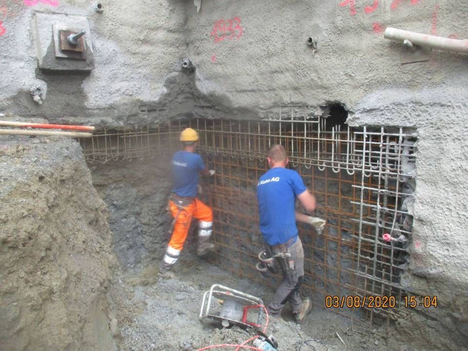 Zwei Männer arbeitet an einer Wand. Foto von der H. Kuhn Hoch- und Tiefbau AG