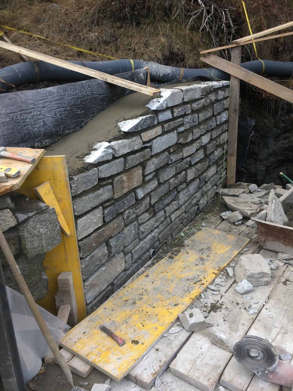 Auf einer Baustelle wird eine Ziegelmauer errichtet. Foto von der H. Kuhn Hoch- und Tiefbau AG