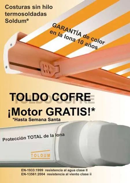 Cartel publicitario de un toldo Soldum con rayas naranjas y blancas, ofreciendo un motor gratis.