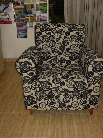 Una silla con un estampado floral en blanco y negro.