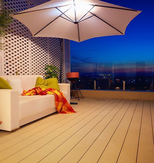 Patio en la azotea al anochecer con sofá blanco