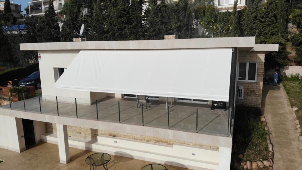 Una vista aérea de una casa con un toldo blanco en el techo.