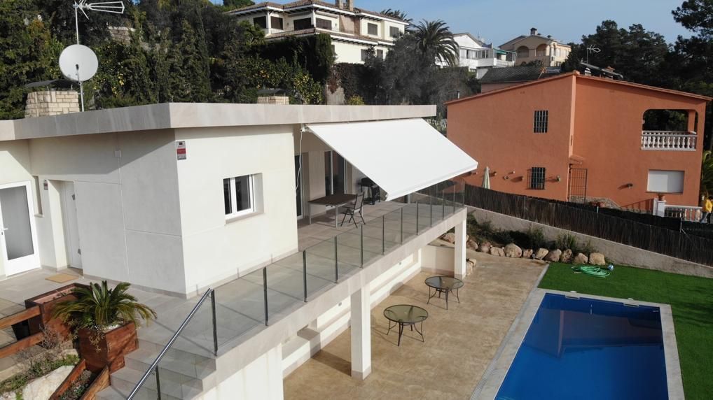 Una vista aérea de una casa con piscina.