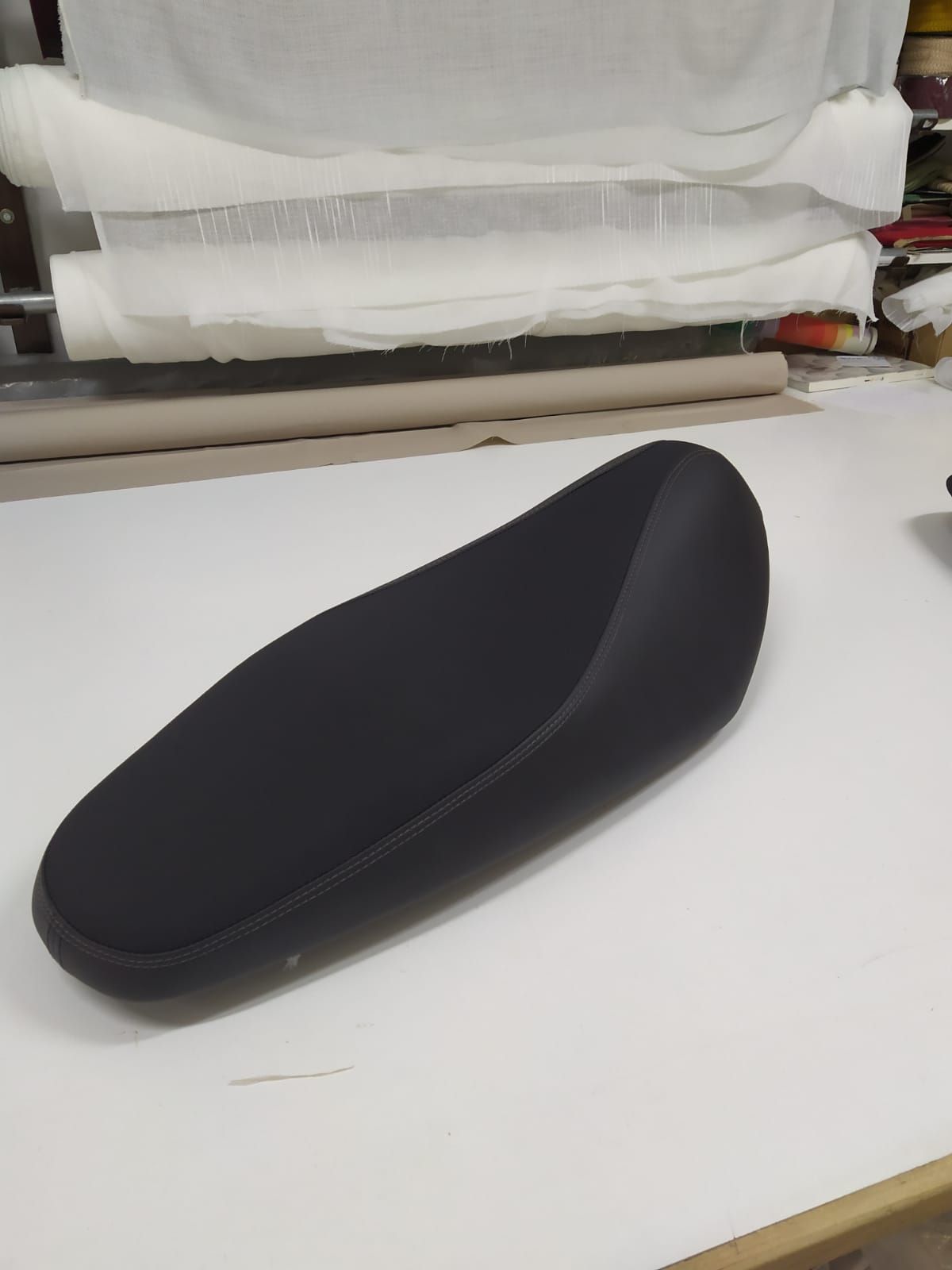 Un objeto negro está sobre una superficie blanca.