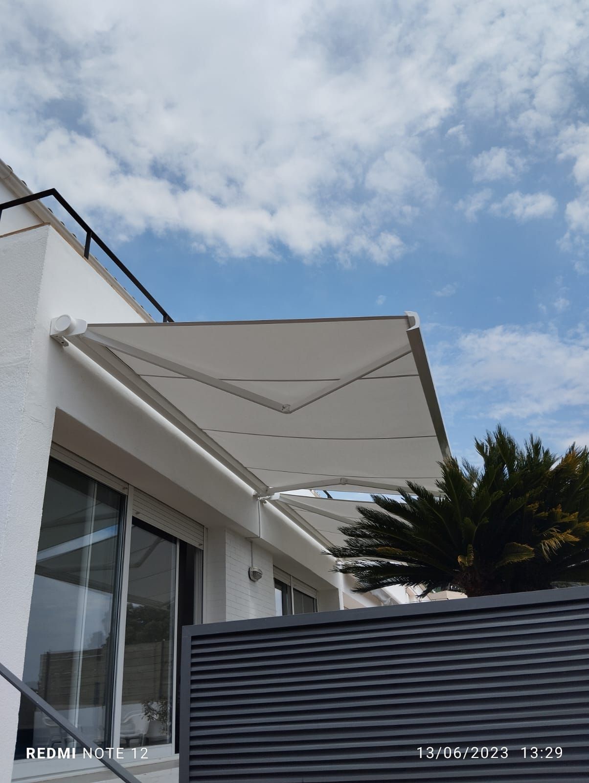 Un toldo blanco está en el costado de un edificio.