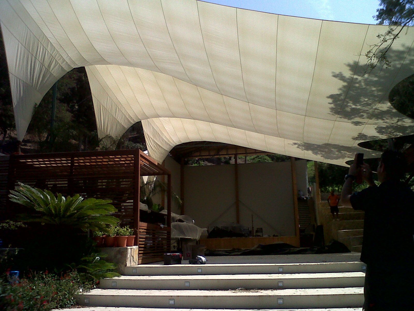 Un hombre está tomando una fotografía de una gran carpa blanca.