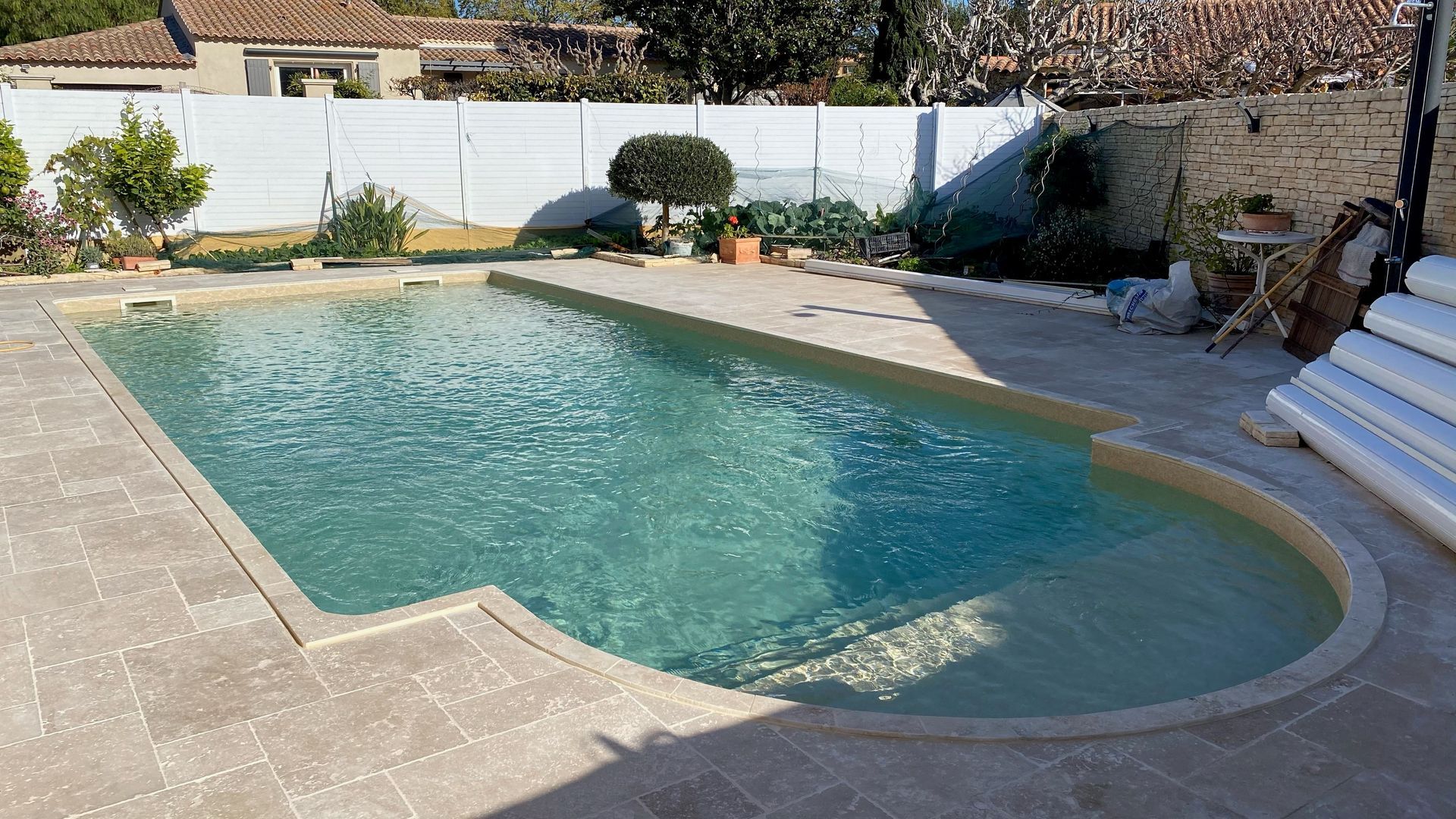 Une piscine de particulier rectangle.