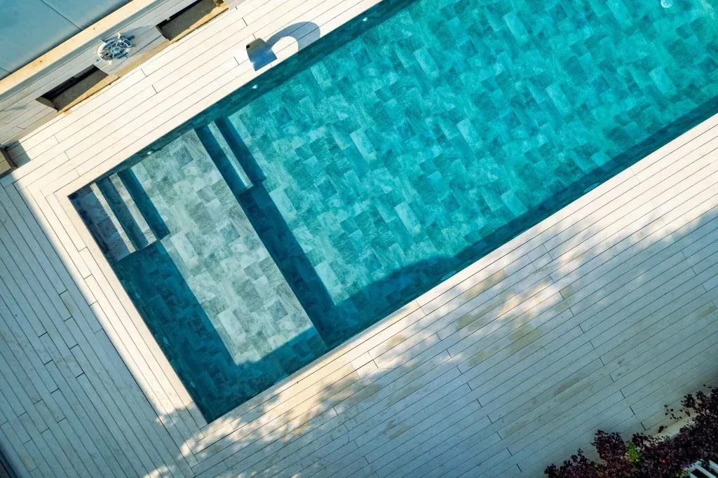 Vue aérienne d'une piscine rectangulaire avec une membrane armée.