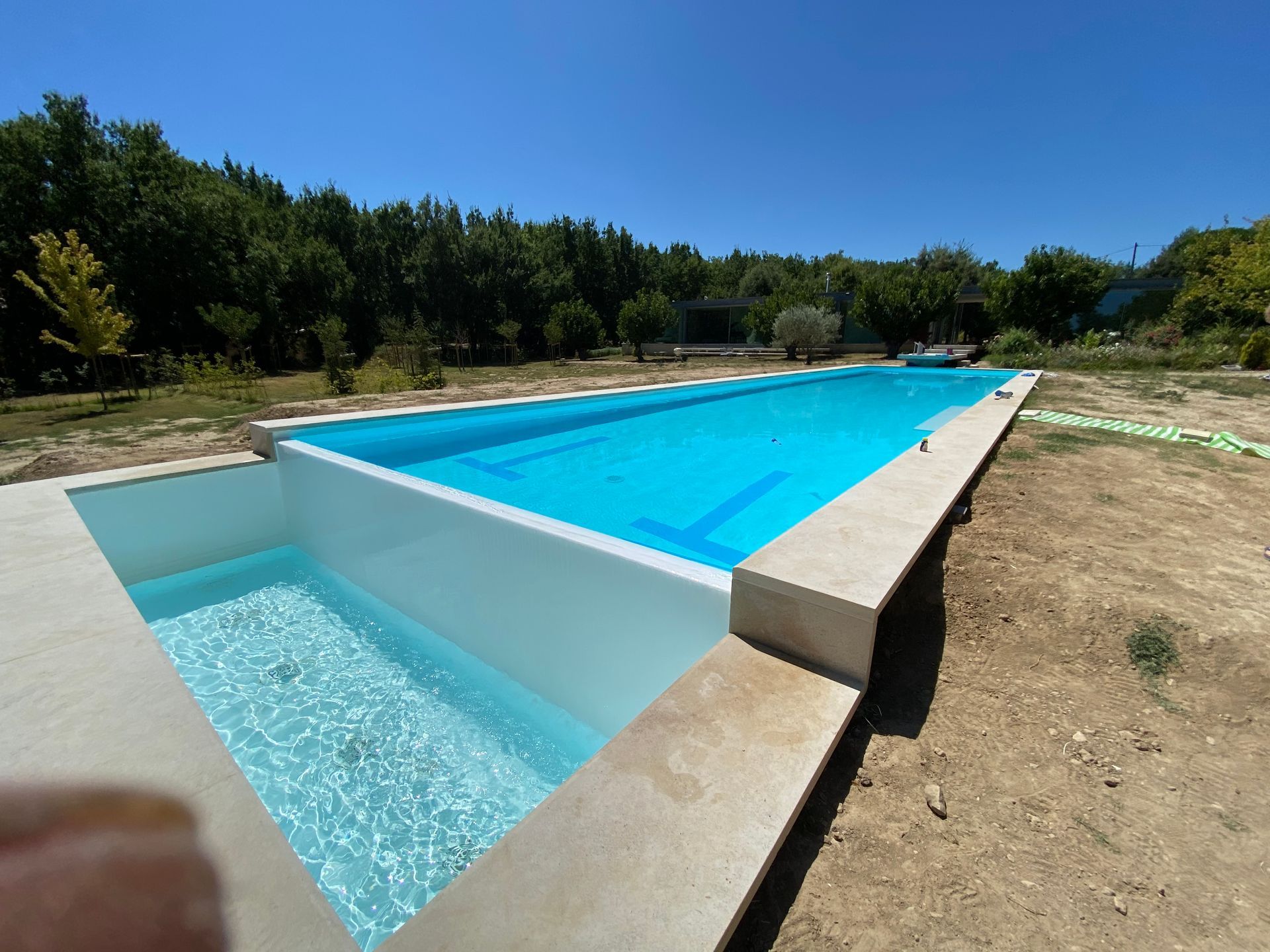 Une piscine rectangle à débordement.