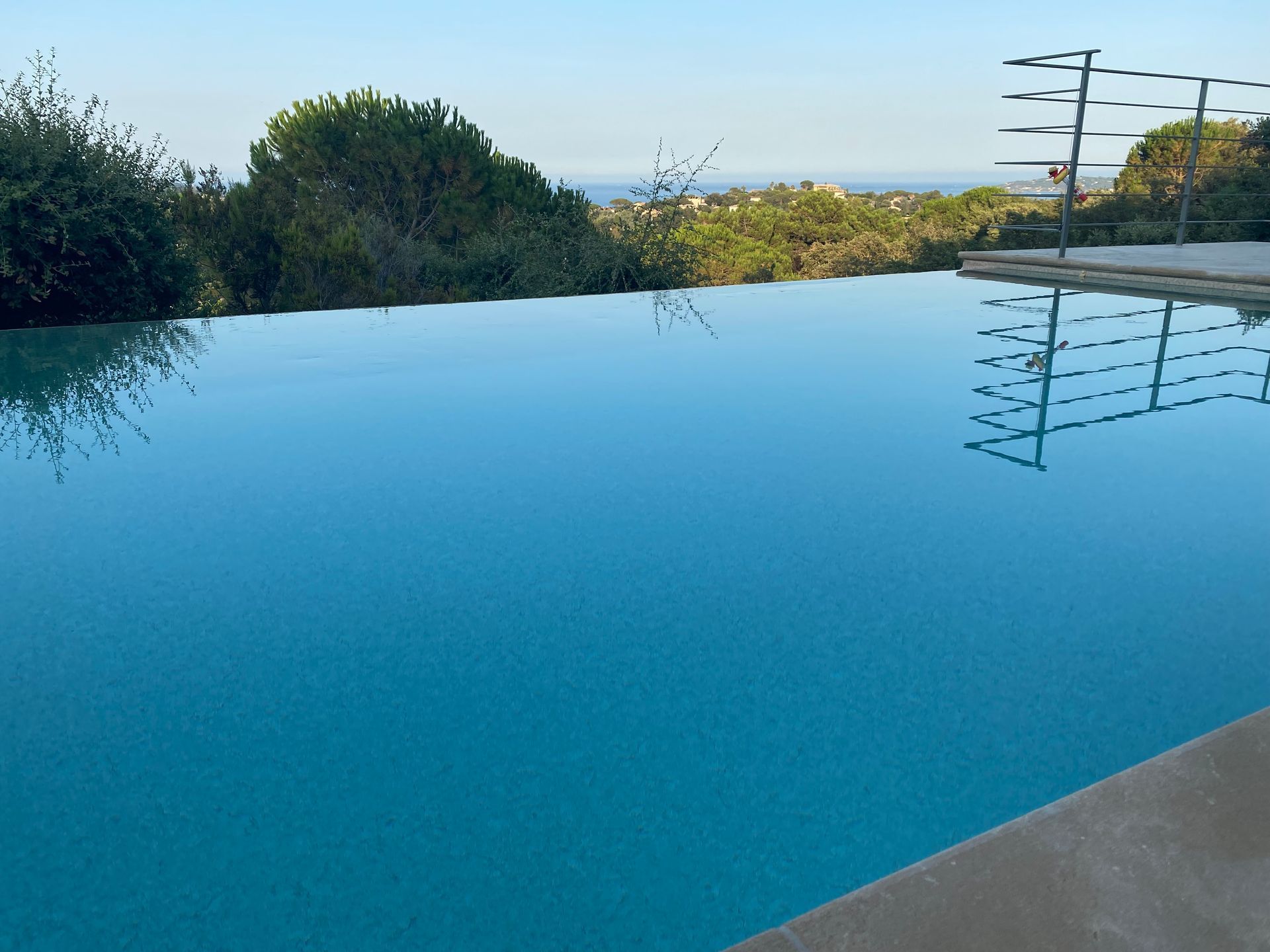 Une piscine à débordement avec une belle vue.