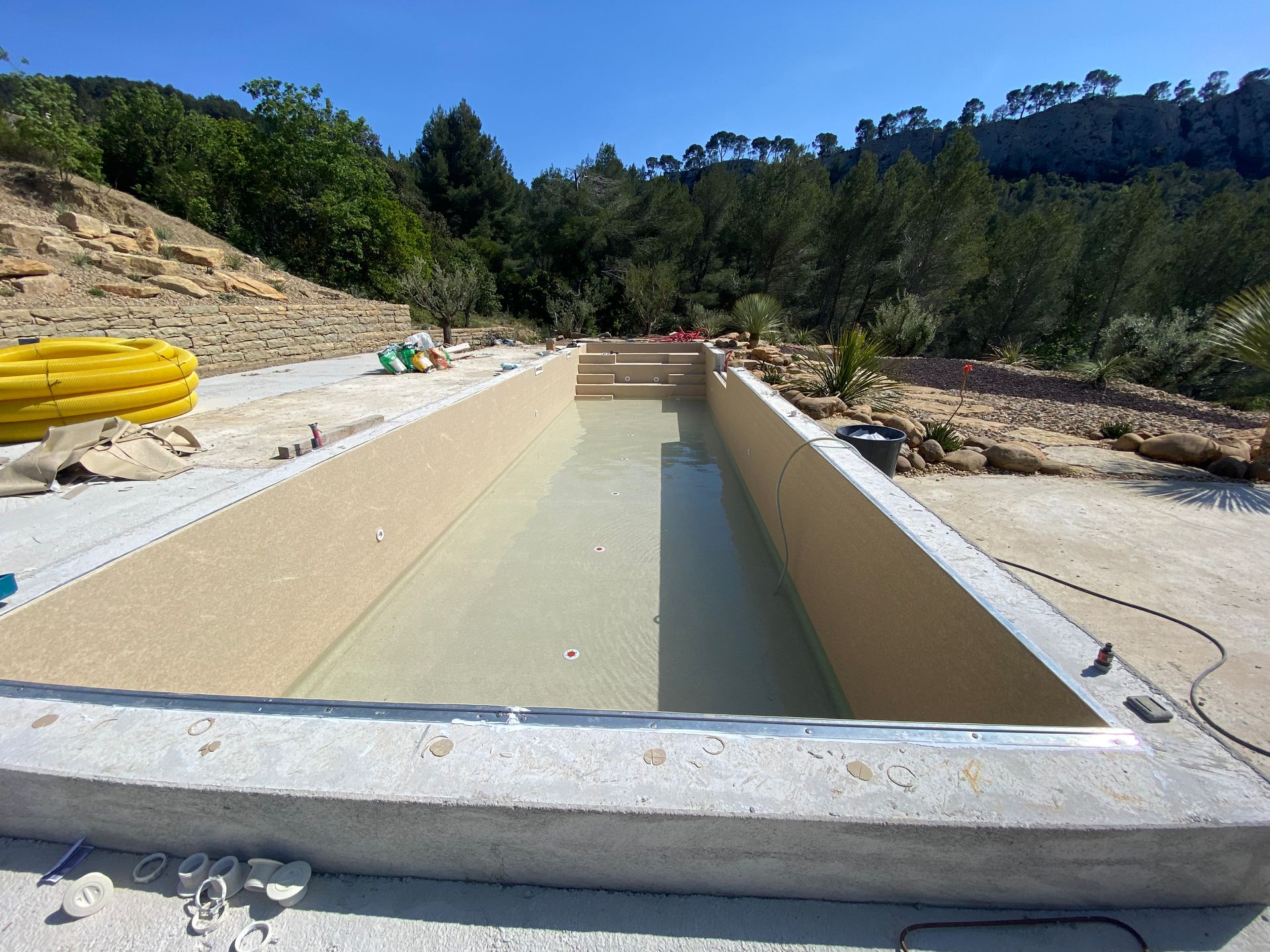 Une piscine à vide en construction.