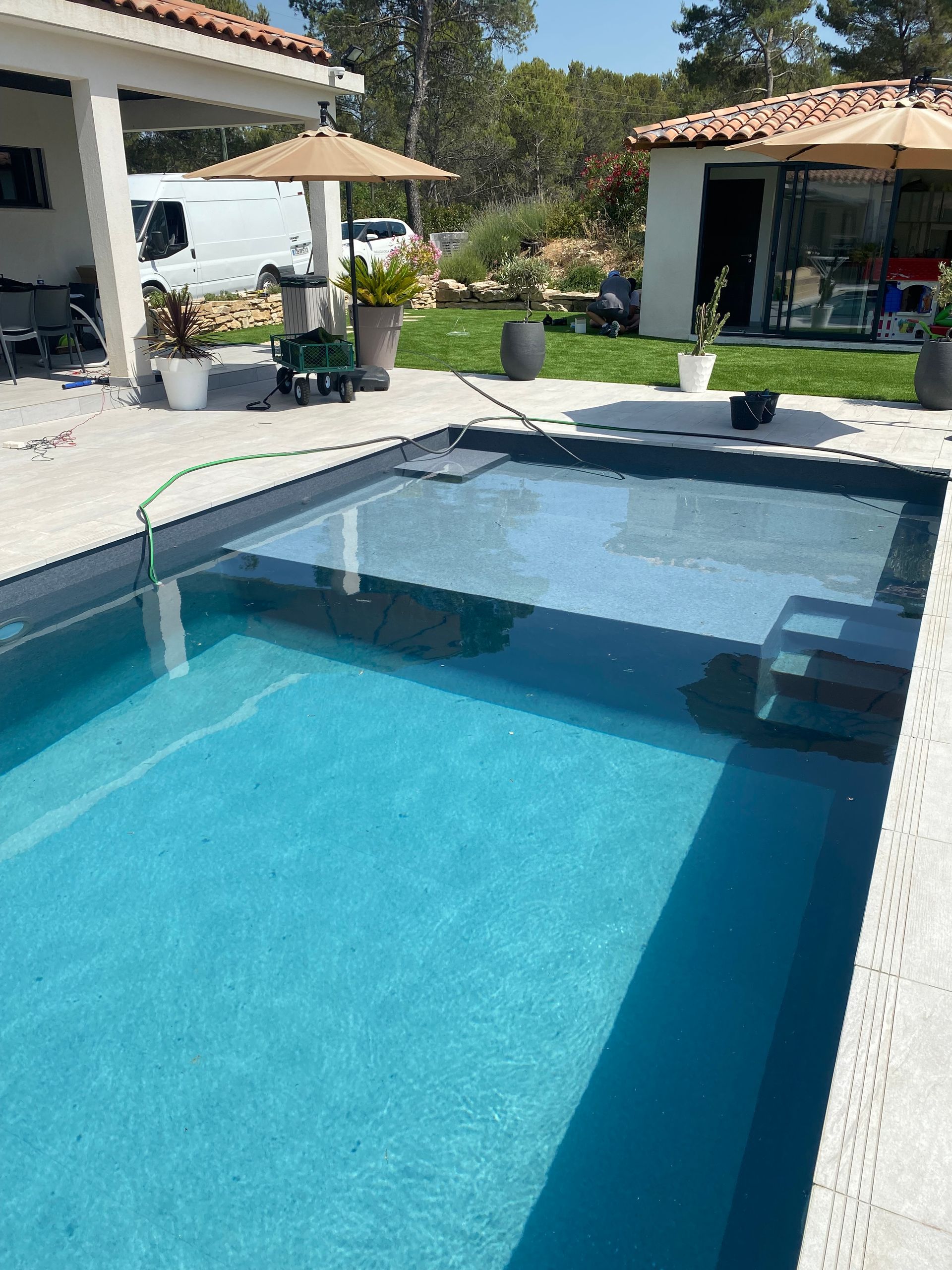 Piscine avec membrane de couleur grise.