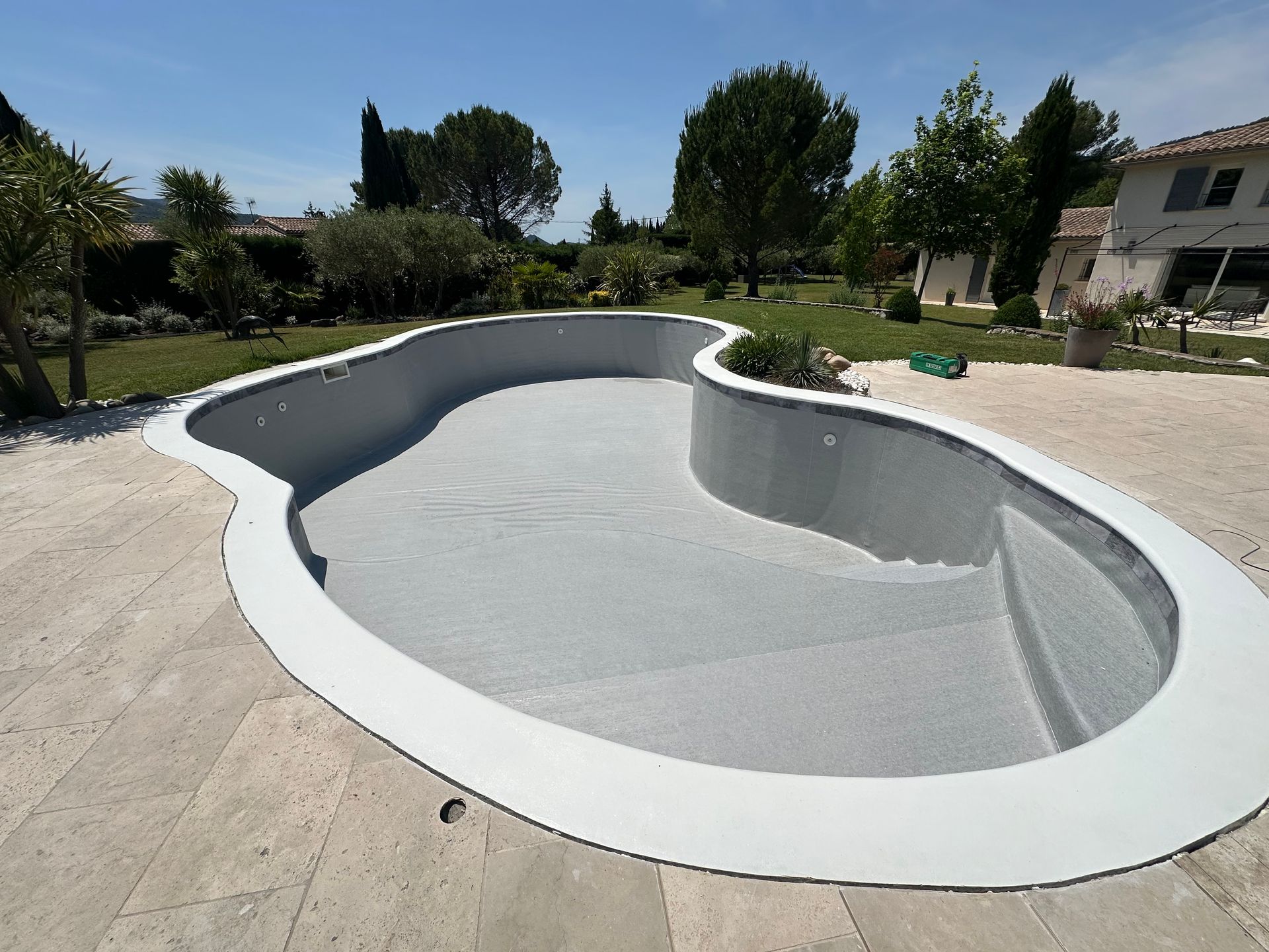 Piscine à vide de couleur grise.