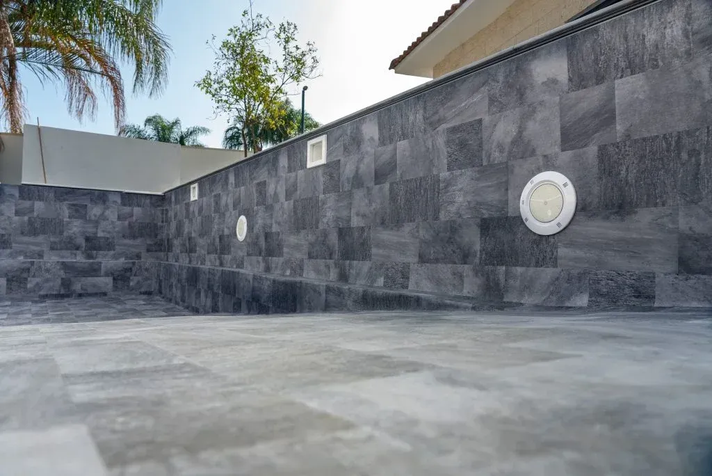 Piscine vide à la membrane grise.