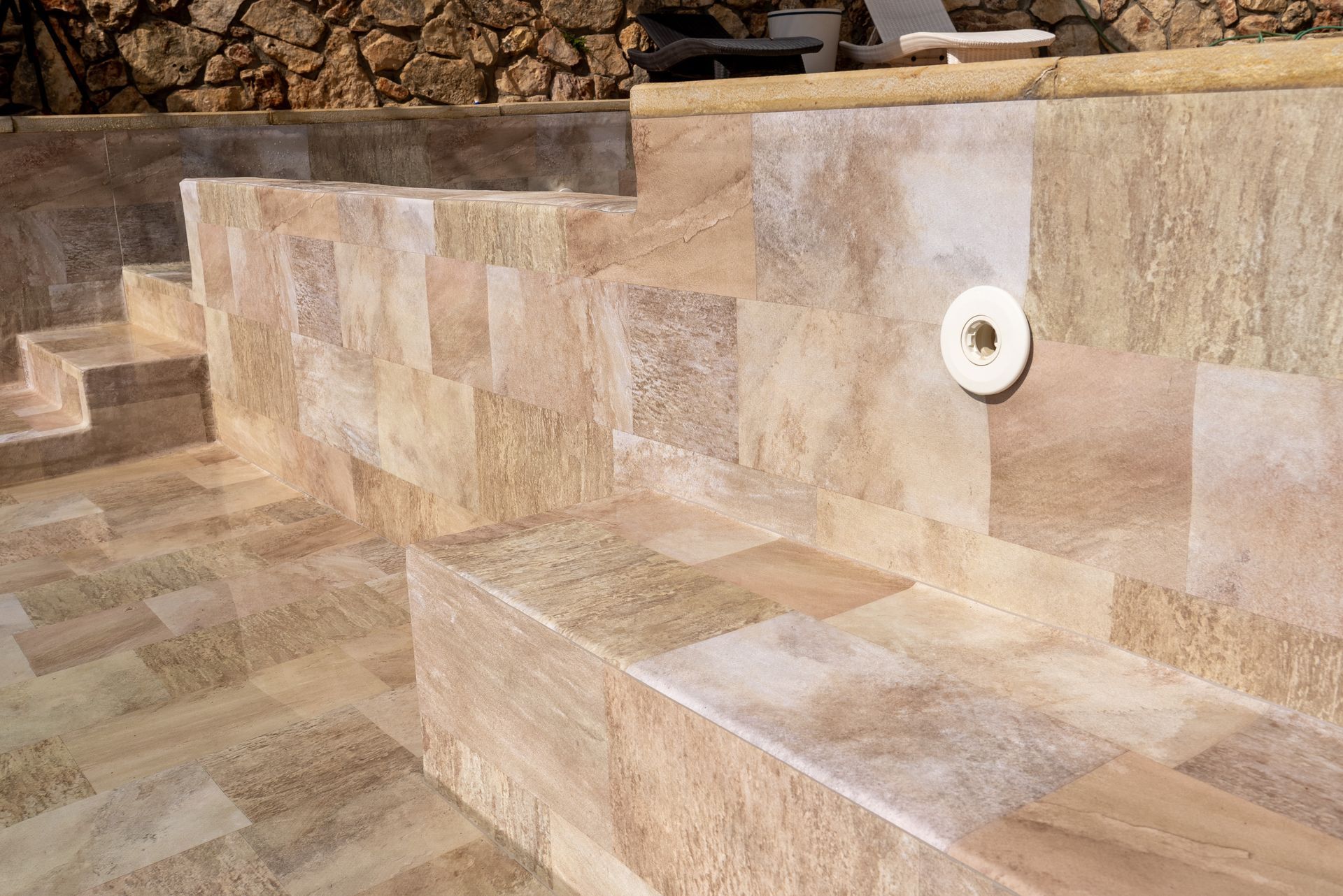 Membrane armée posée dans une piscine avec de grandes marches.