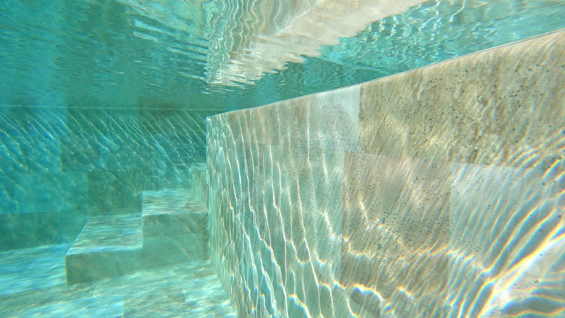 Fond aquatique lumineux d'une piscine.