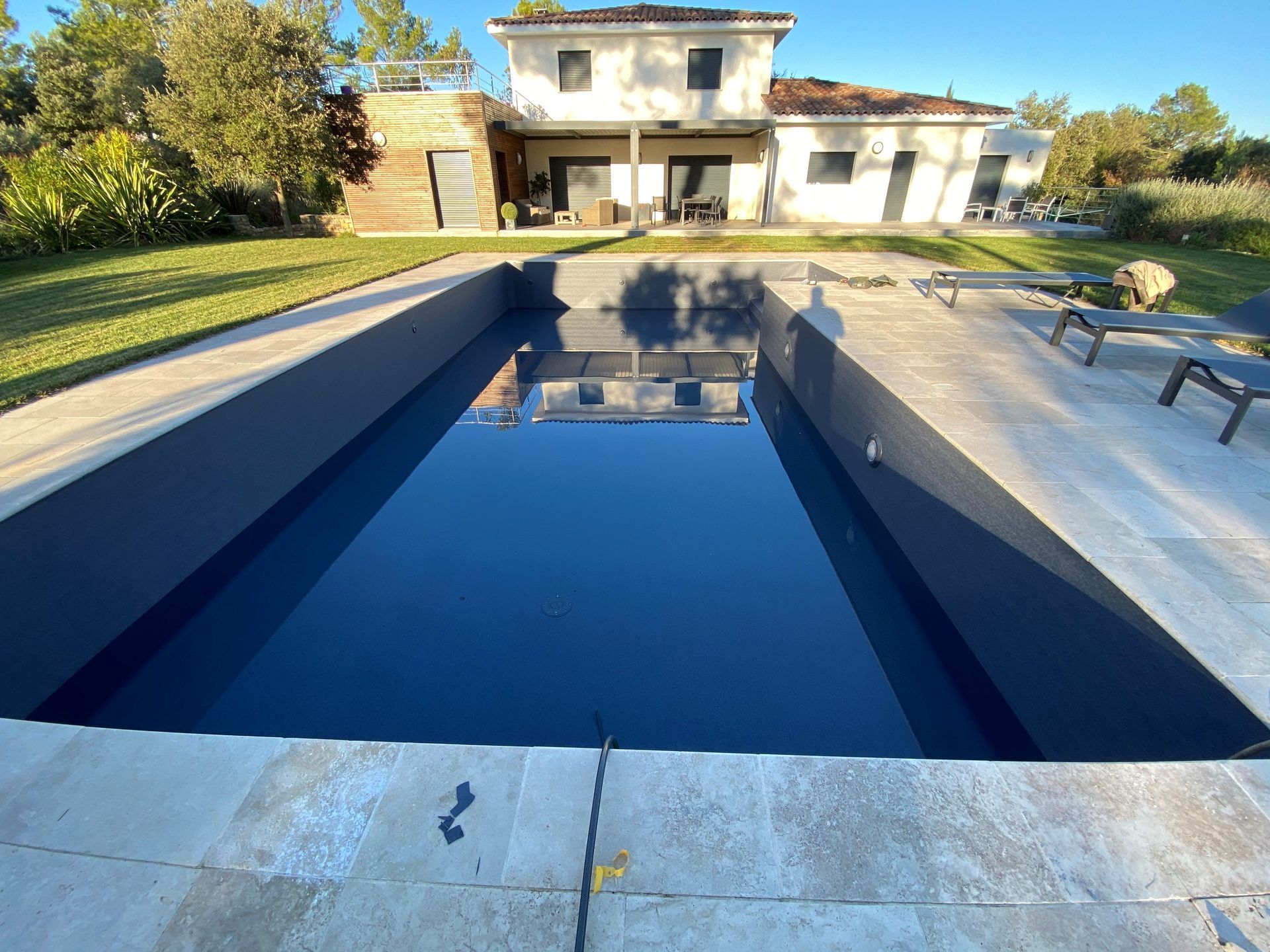 Remplissage d'une piscine rectangle avec un fond bleu marine.