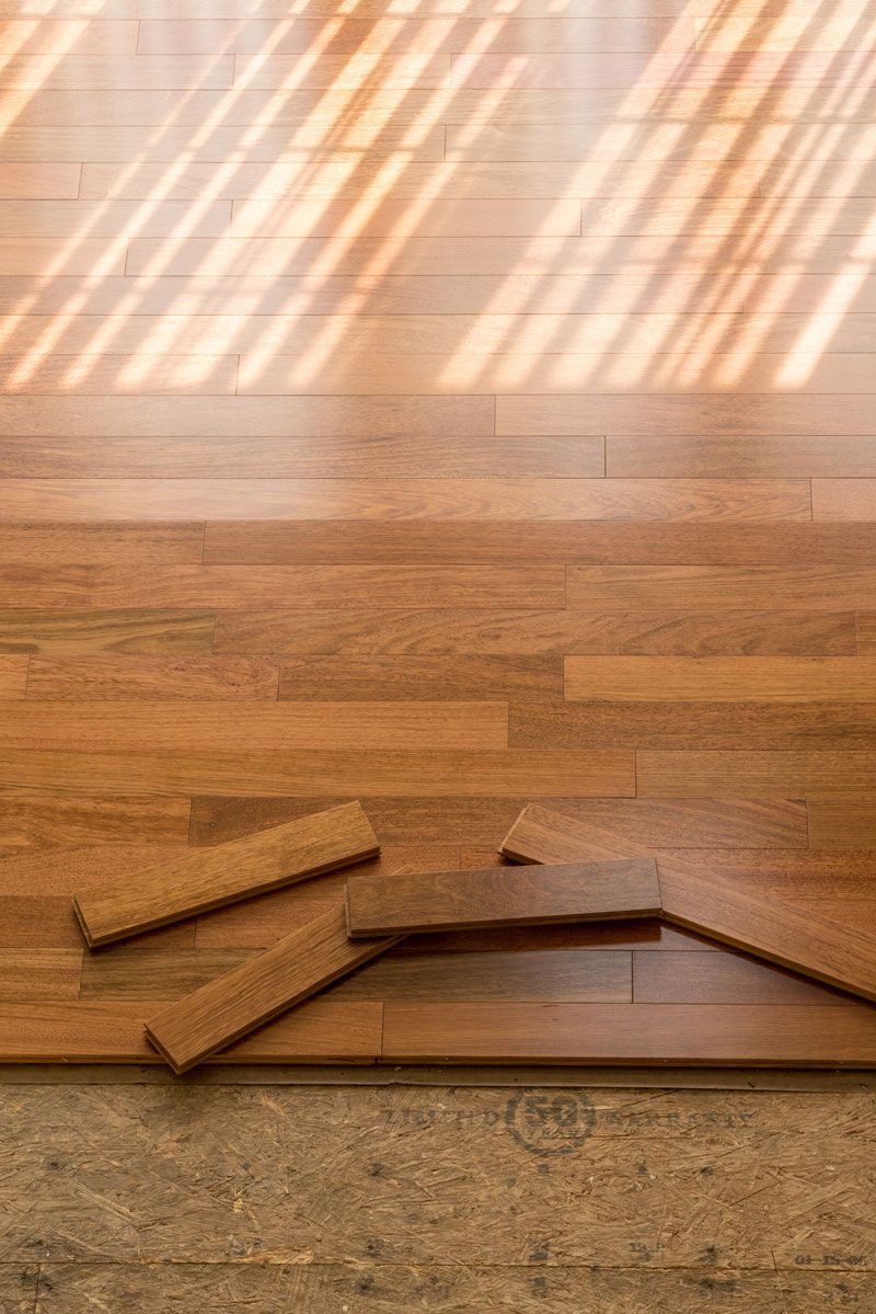 Se está instalando un suelo de madera en una habitación.