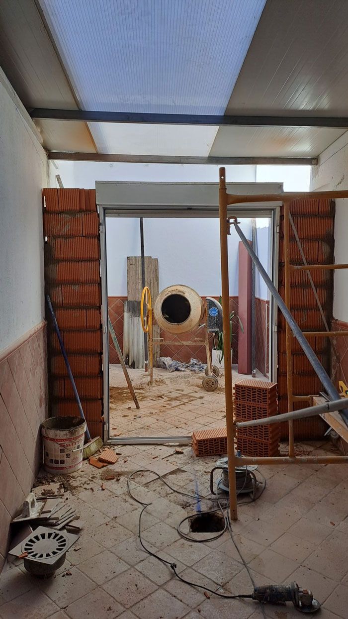 Una habitación con una pared de ladrillos y un andamio dentro.