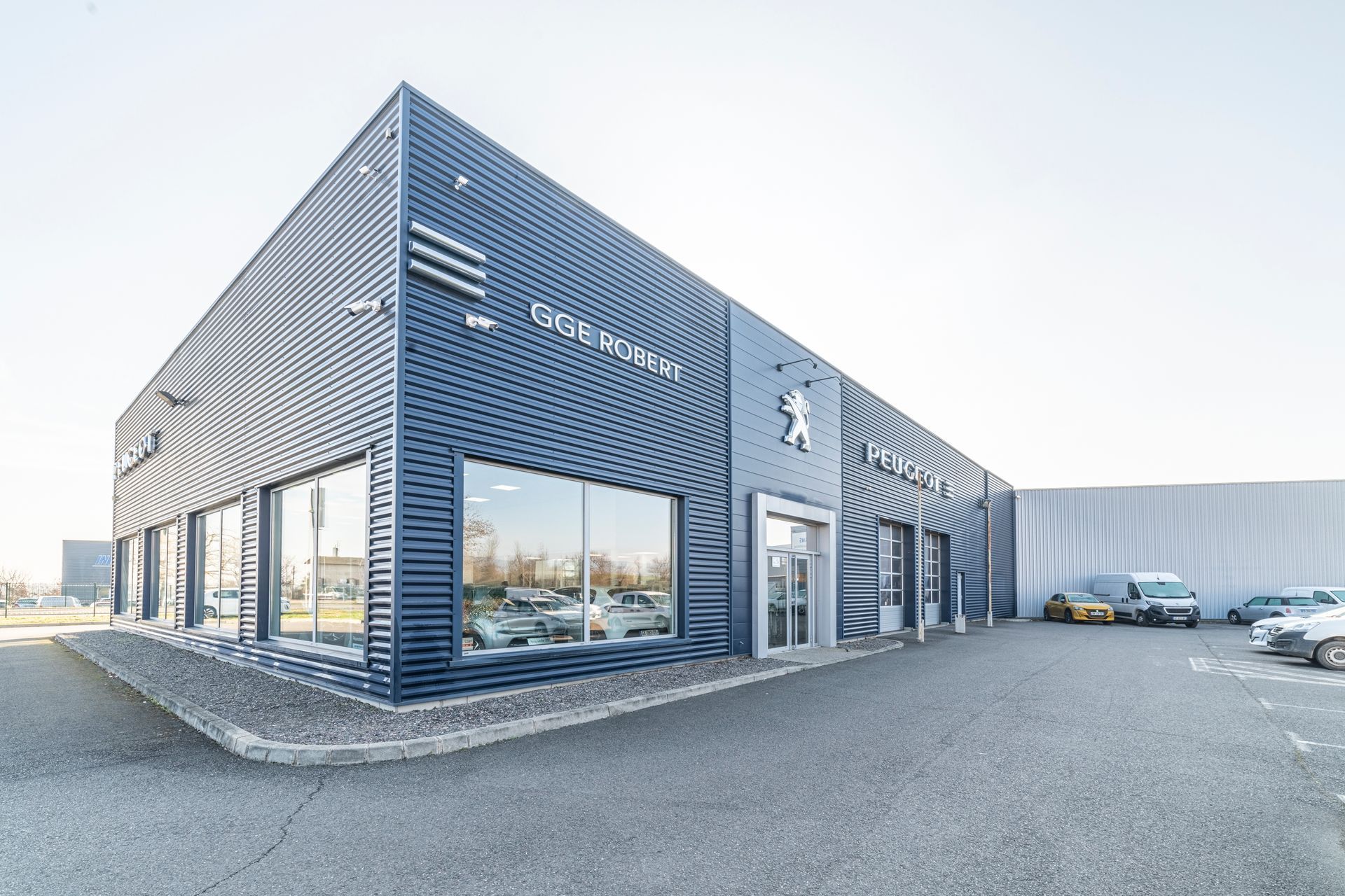 Devanture du garage Peugeot.