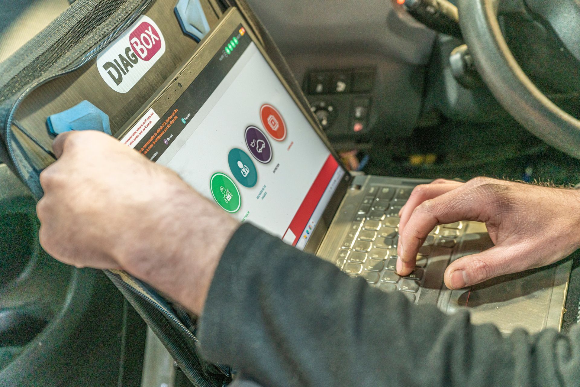 Professionnel sur un ordinateur.