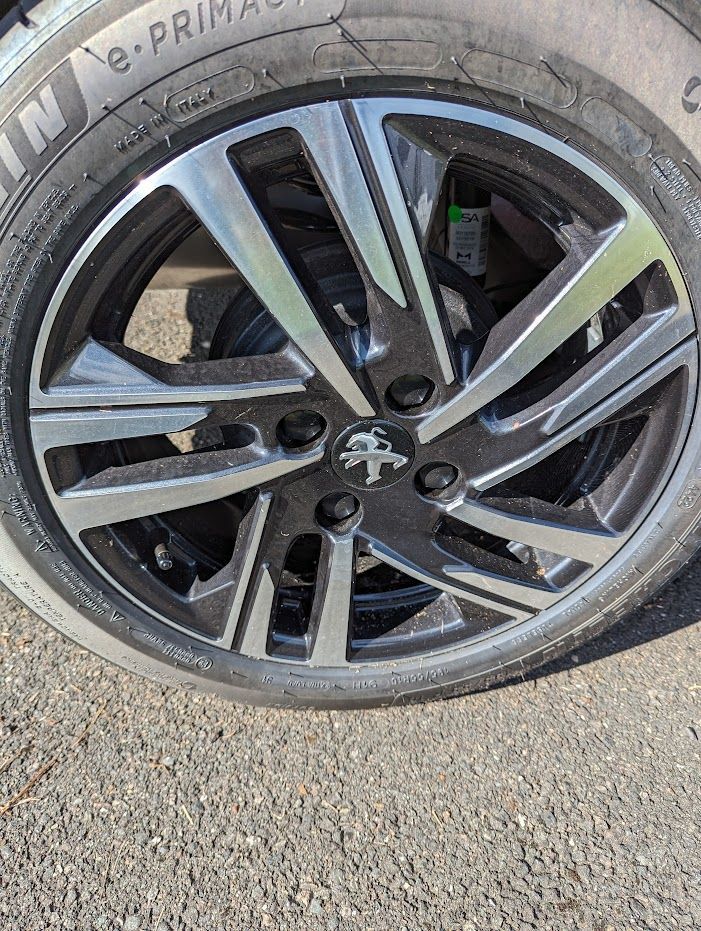 Roue avec le pneu d'une voiture Peugeot.