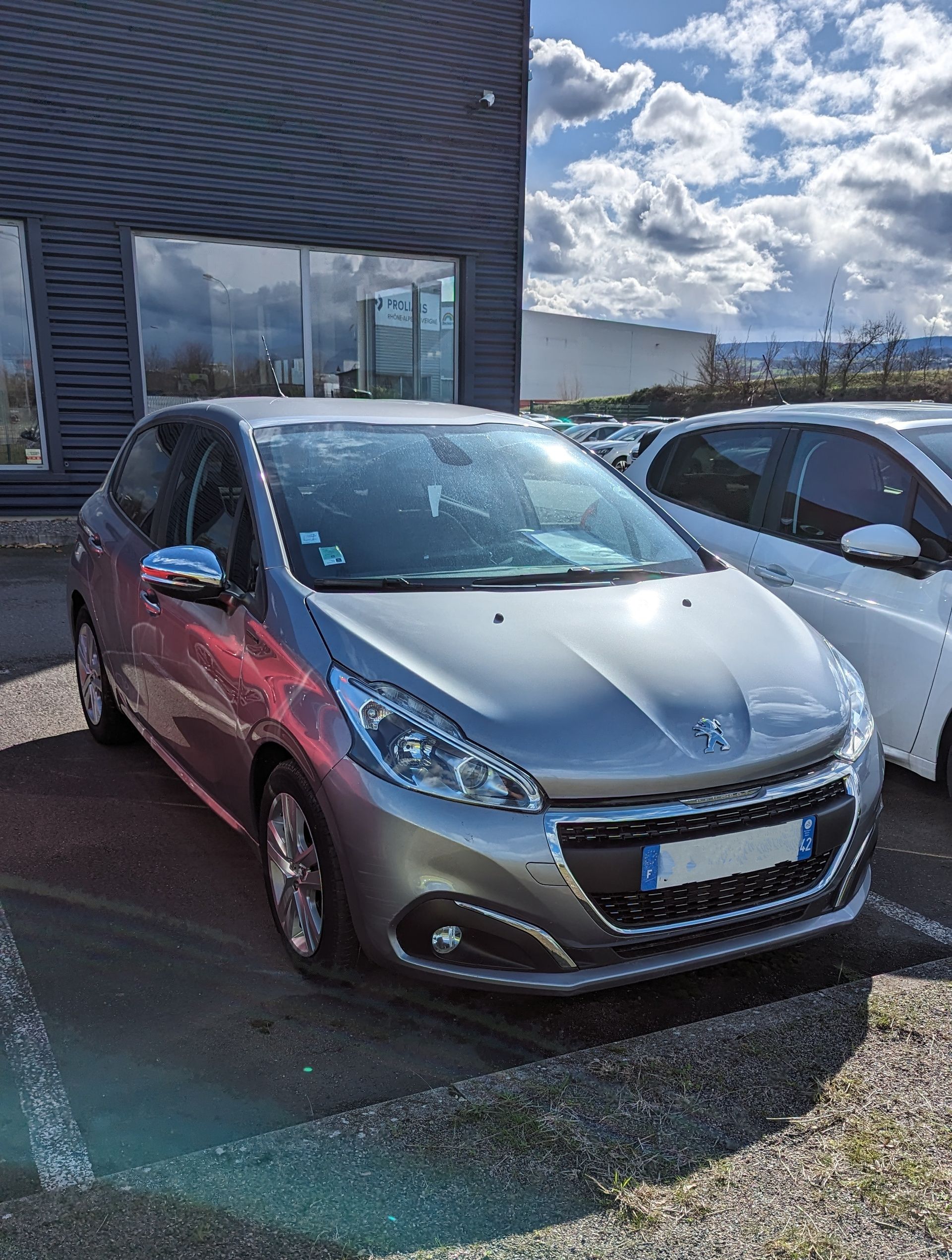 Voiture Peugeot grise d'occasion.