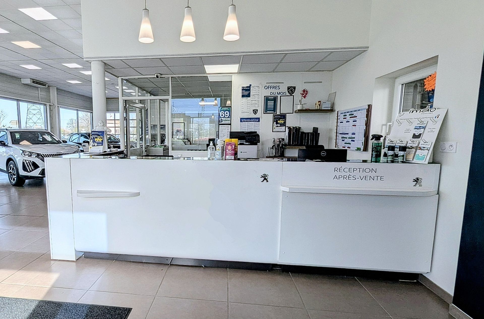 Entrée avec accueil du Garage Robert.