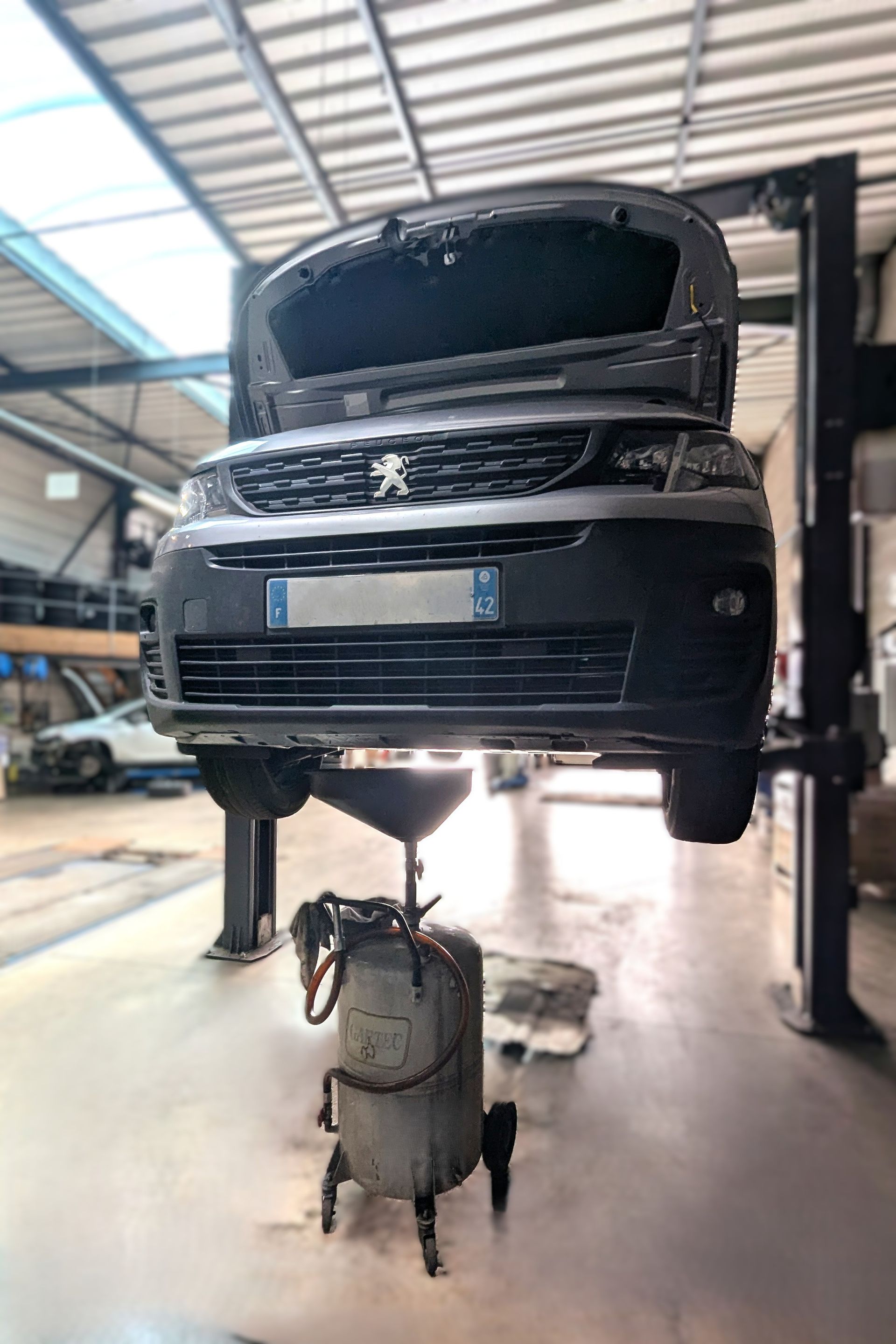 Voiture surélevée pour recevoir une intervention mécanique.