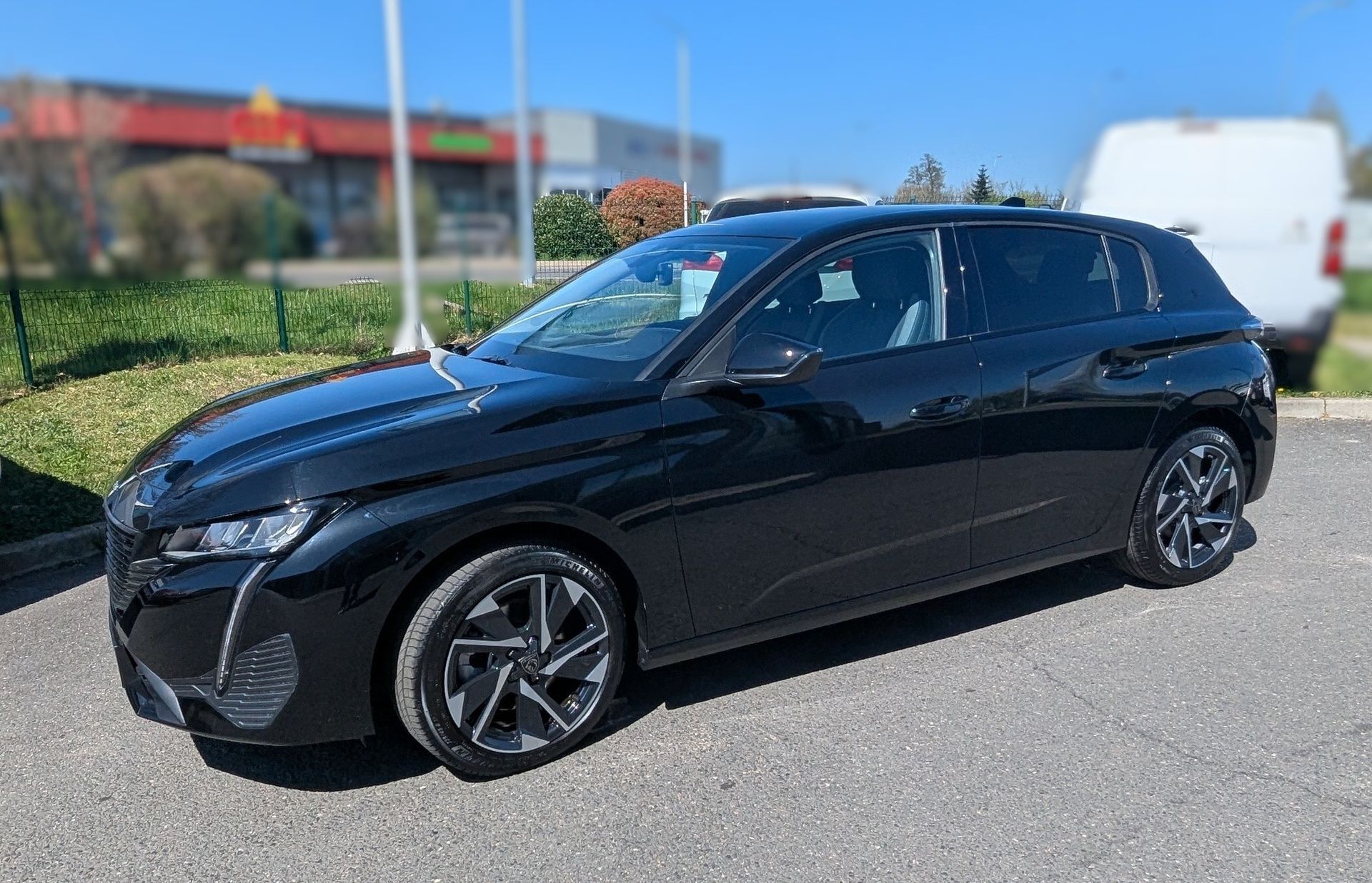 Véhicule noir vu de côté.