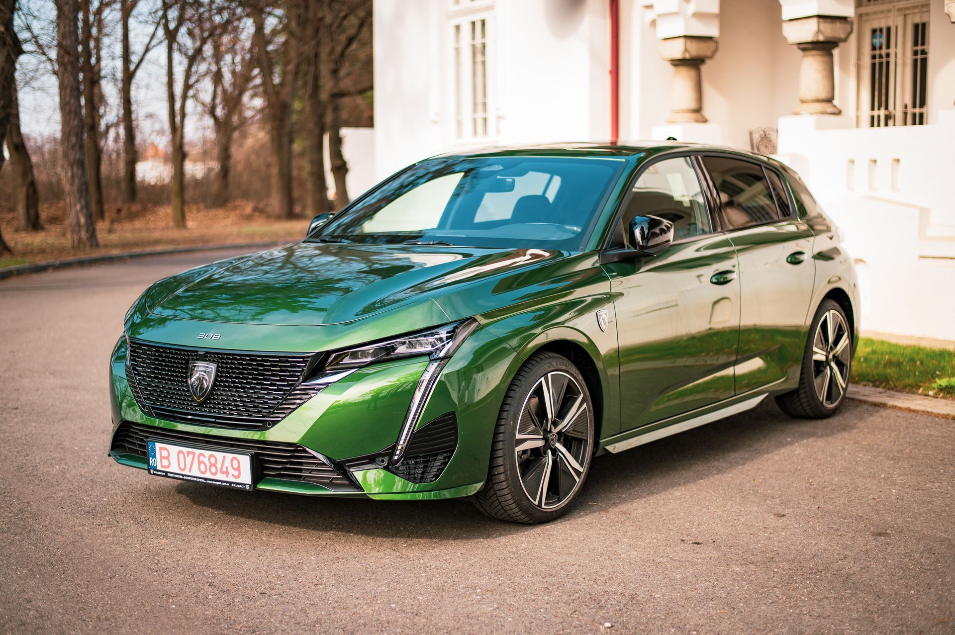 Voiture verte de la marque Peugeot.