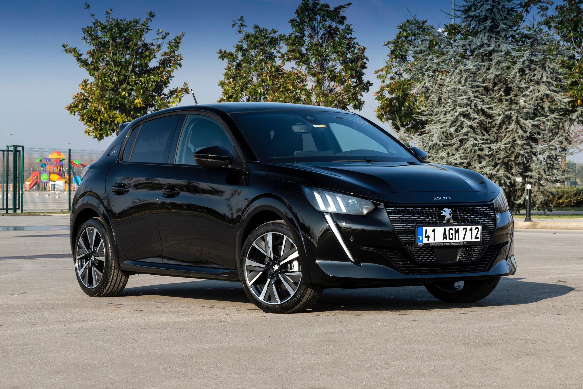 Voiture Peugeot 208 noire.