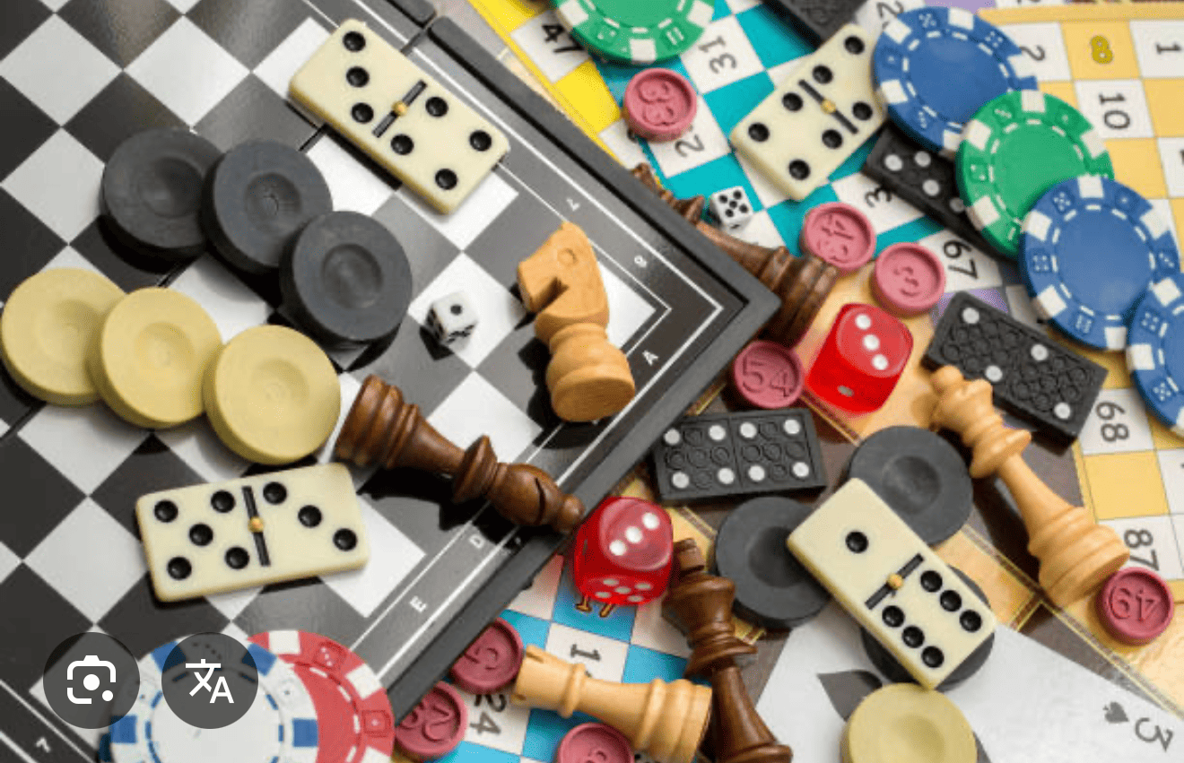 Diversos juegos de mesa y piezas de juego dispersas: ajedrez, damas, dominó, fichas de póquer, dados.