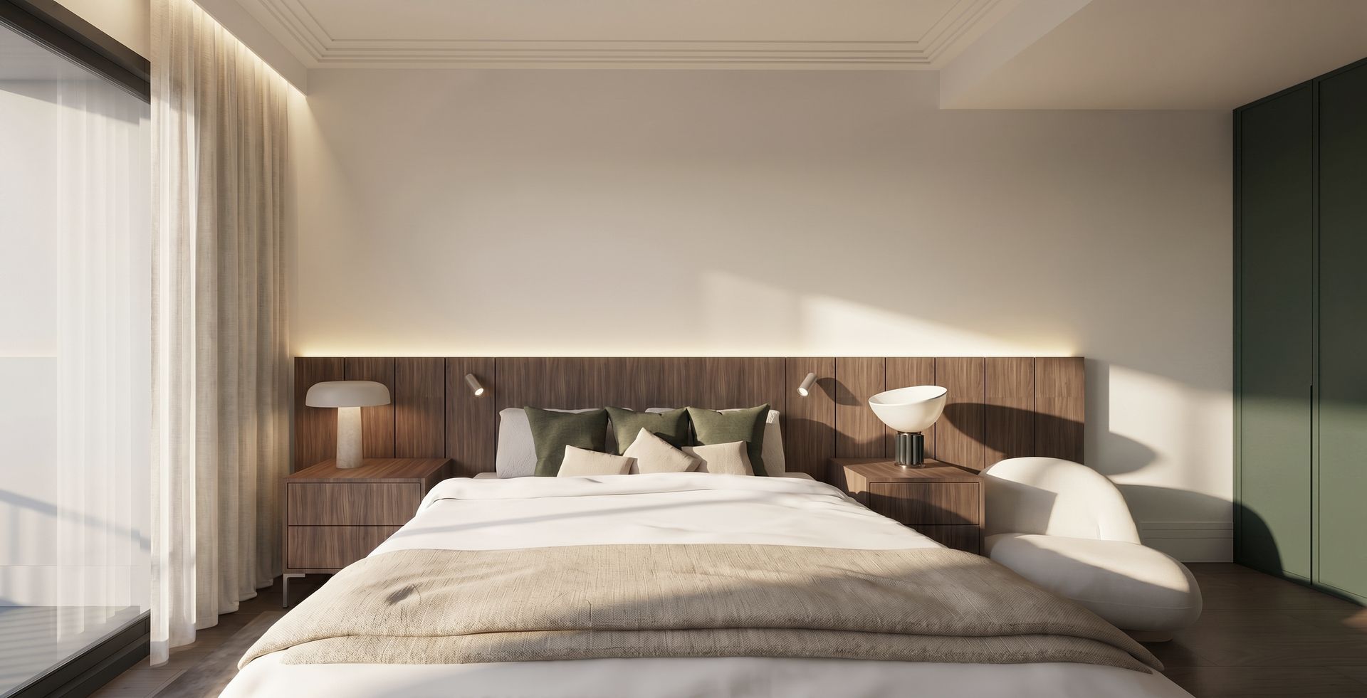 Habitación luminosa y moderna con una cama grande, cabecero de madera y luz natural suave que entra por cortinas transparentes.