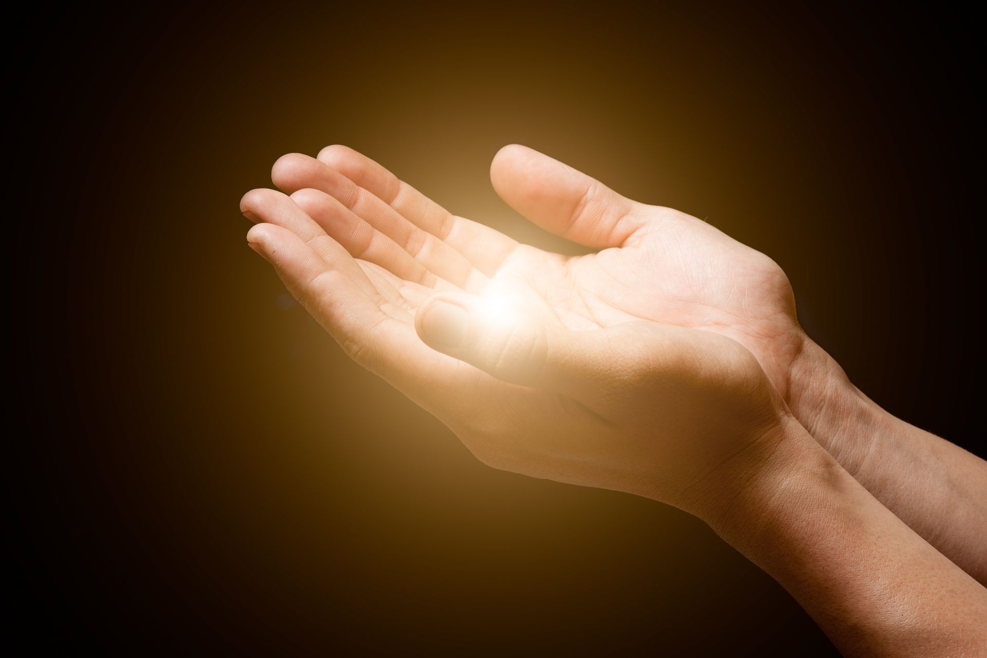 Des mains avec une lumière
