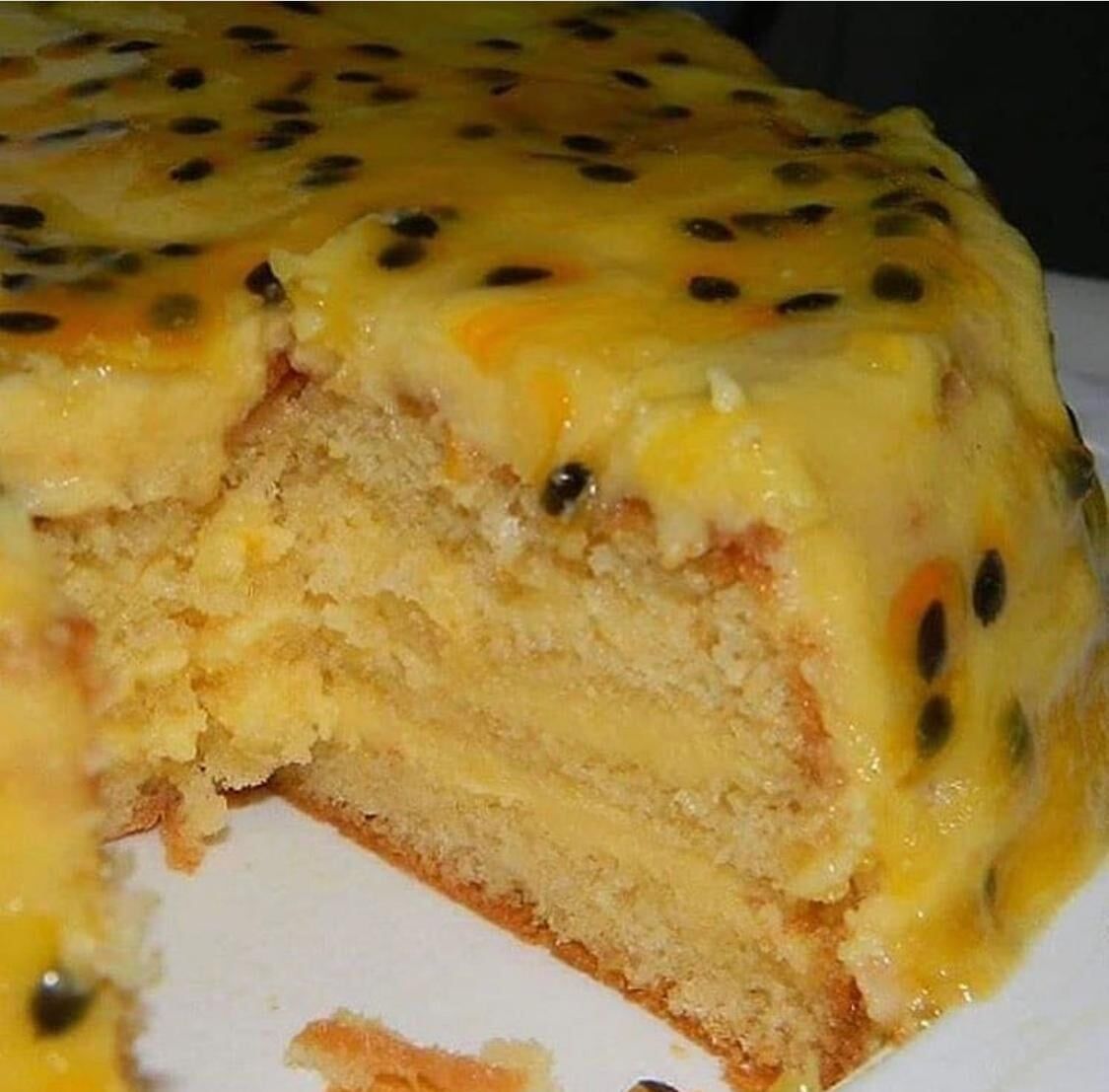 Um bolo amarelo com uma fatia retirada dele