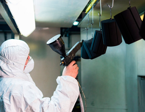 Una persona pintando con una pistola de compresor