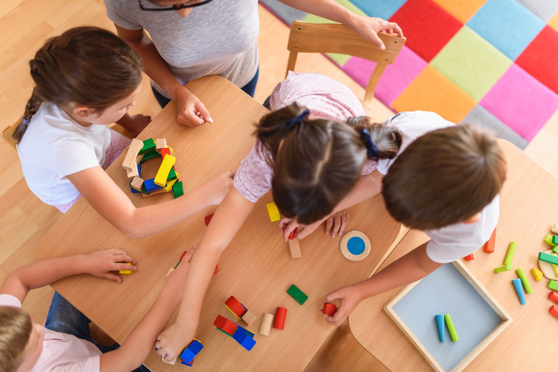 Des enfants en train de faire une activité